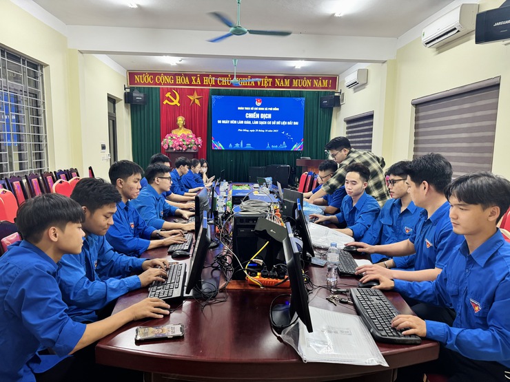 Đoàn thanh niên xã Phù Đổng tích cực tham gia hỗ trợ Cải cách hành chính và thúc đẩy Chuyển đổi số- Ảnh 3.