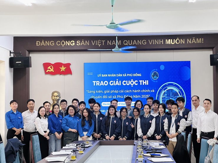 Đoàn thanh niên xã Phù Đổng tích cực tham gia hỗ trợ Cải cách hành chính và thúc đẩy Chuyển đổi số- Ảnh 5.
