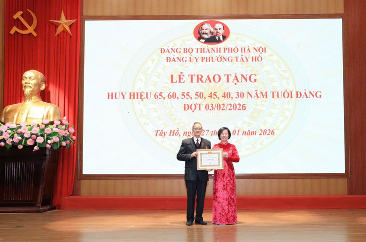 Chủ tịch Ủy ban MTTQ Việt Nam Thành phố Bùi Huyền Mai trao Huy hiệu Đảng tại xã Thanh Trì, phường Tây Hồ- Ảnh 3.