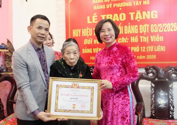 Chủ tịch Ủy ban MTTQ Việt Nam Thành phố Bùi Huyền Mai trao Huy hiệu Đảng tại xã Thanh Trì, phường Tây Hồ- Ảnh 6.