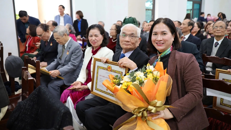 Phường Yên Hòa trao Huy hiệu Đảng cho 149 đảng viên dịp 3/2- Ảnh 2.