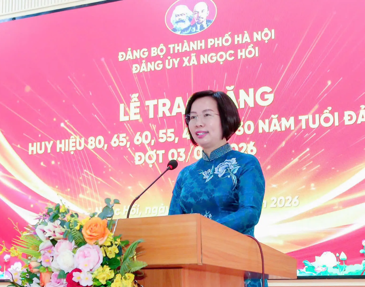 Chủ tịch Ủy ban MTTQ Việt Nam Thành phố Bùi Huyền Mai trao Huy hiệu Đảng tại xã Ngọc Hồi- Ảnh 1.