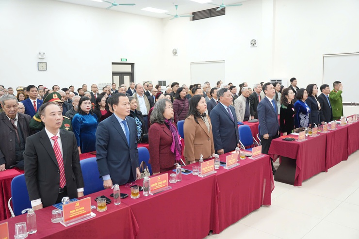 Phó Bí thư Thường trực Thành ủy Nguyễn Văn Phong trao Huy hiệu Đảng tại phường Láng- Ảnh 1.