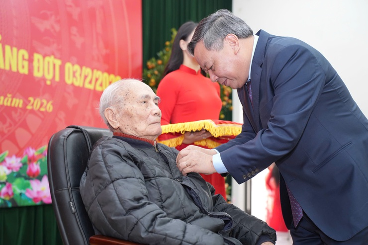 Phó Bí thư Thường trực Thành ủy Nguyễn Văn Phong trao Huy hiệu Đảng tại phường Láng- Ảnh 2.