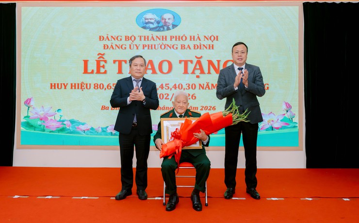 Chủ tịch UBND Thành phố Vũ Đại Thắng trao Huy hiệu Đảng đợt 3/2 tại phường Ba Đình- Ảnh 1.