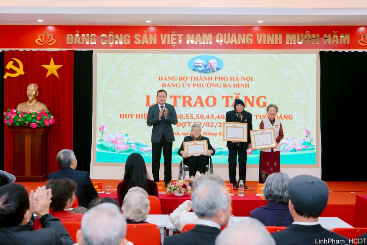 Chủ tịch UBND Thành phố Vũ Đại Thắng trao Huy hiệu Đảng đợt 3/2 tại phường Ba Đình- Ảnh 2.