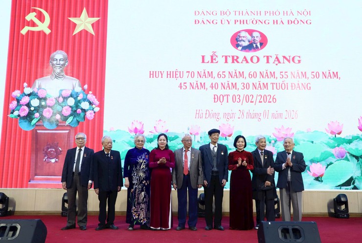 Phường Hà Đông trao Huy hiệu Đảng cho hơn 300 đảng viên dịp 3/2- Ảnh 3.