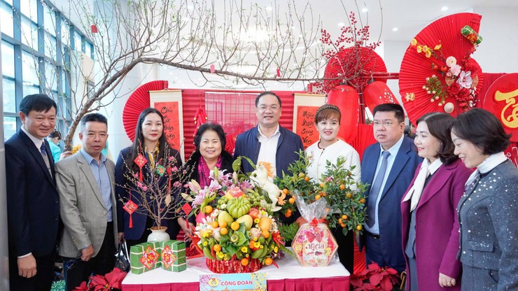 Phường Đống Đa: Nhiều phần quà ý nghĩa dành tặng gia đình chính sách, hộ dân hoàn cảnh khó khăn- Ảnh 1.