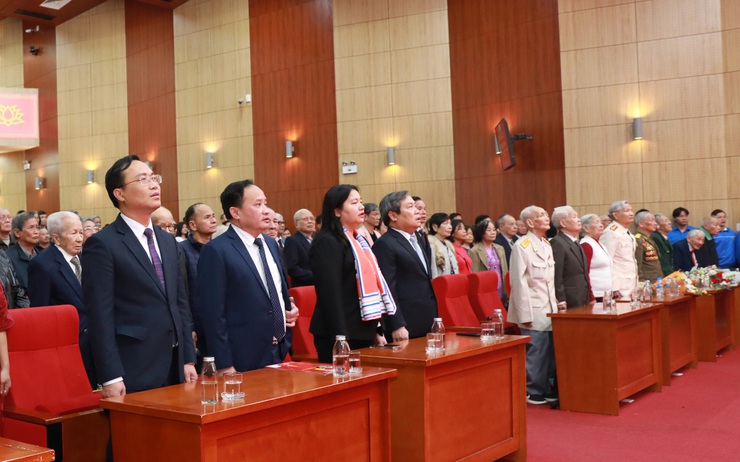 Hanoi Mayor awards Party badge at Bach Mai Ward- Ảnh 2.