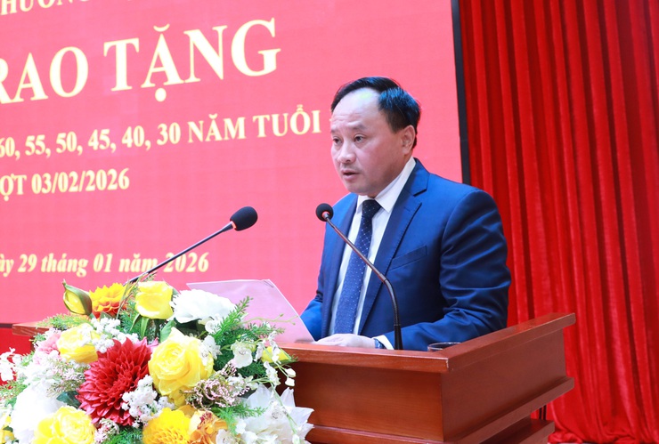 Chủ tịch UBND Thành phố Vũ Đại Thắng trao Huy hiệu Đảng tặng các đảng viên lão thành phường Bạch Mai- Ảnh 5.