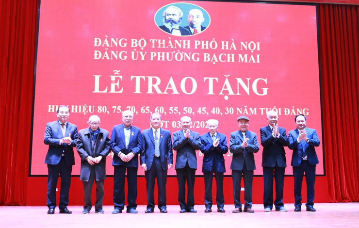 Chủ tịch UBND Thành phố Vũ Đại Thắng trao Huy hiệu Đảng tặng các đảng viên lão thành phường Bạch Mai- Ảnh 6.