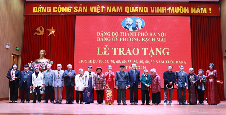 Chủ tịch UBND Thành phố Vũ Đại Thắng trao Huy hiệu Đảng tặng các đảng viên lão thành phường Bạch Mai- Ảnh 7.