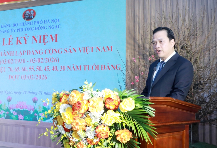 Phó Chủ tịch UBND Thành phố Nguyễn Mạnh Quyền trao Huy hiệu Đảng tại phường Đông Ngạc- Ảnh 2.