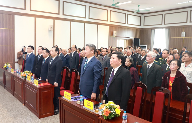 Phó Chủ tịch UBND Thành phố Nguyễn Mạnh Quyền trao Huy hiệu Đảng tại phường Đông Ngạc- Ảnh 1.