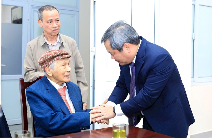 Hanoi chairman awards party membership badges to veteran members in Giang Vo- Ảnh 1.