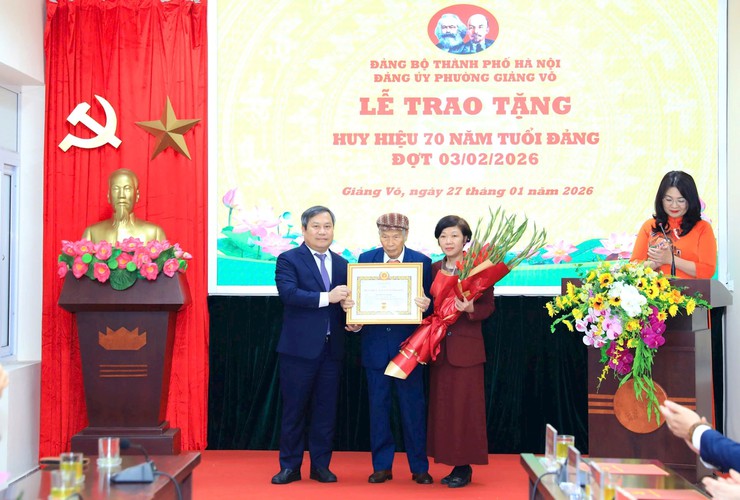 Hanoi chairman awards party membership badges to veteran members in Giang Vo- Ảnh 2.