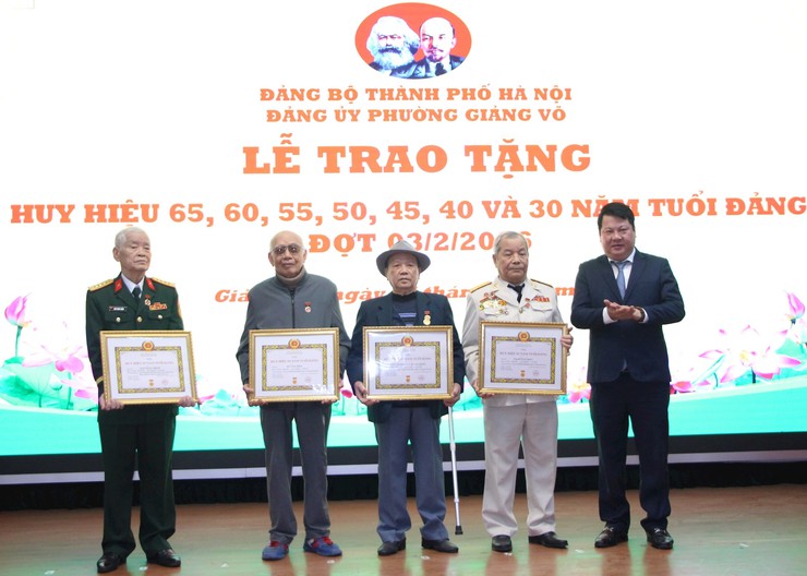 Hanoi chairman awards party membership badges to veteran members in Giang Vo- Ảnh 3.