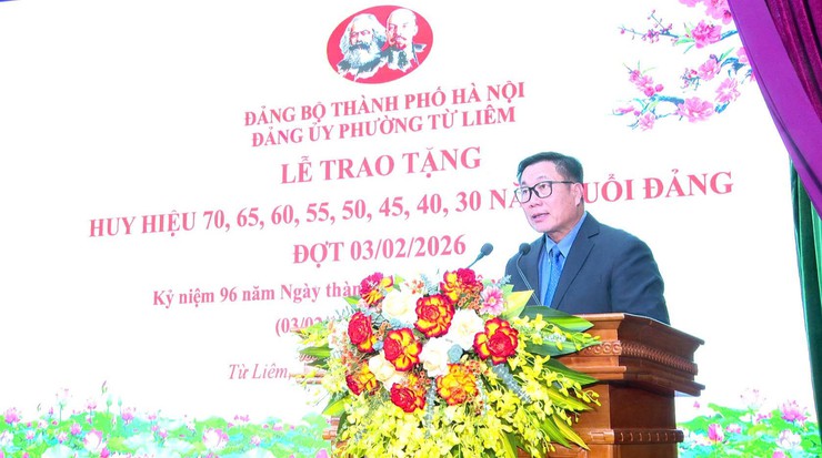 Trưởng Ban Tuyên giáo và Dân vận Thành ủy Nguyễn Doãn Toản trao Huy hiệu Đảng tại phường Từ Liêm- Ảnh 3.