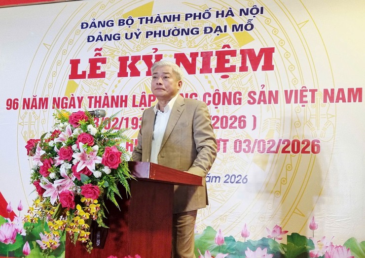 Trưởng Ban Tuyên giáo và Dân vận Thành ủy Nguyễn Doãn Toản trao Huy hiệu Đảng tại phường Đại Mỗ- Ảnh 3.