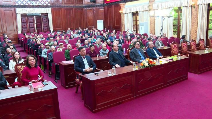 Trưởng Ban Tuyên giáo và Dân vận Thành ủy Nguyễn Doãn Toản trao Huy hiệu Đảng tại phường Từ Liêm- Ảnh 1.