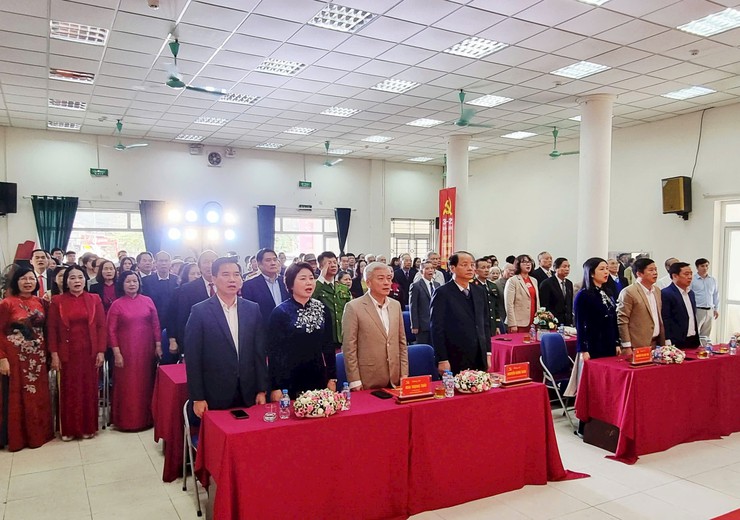 Trưởng Ban Tuyên giáo và Dân vận Thành ủy Nguyễn Doãn Toản trao Huy hiệu Đảng tại phường Đại Mỗ- Ảnh 1.