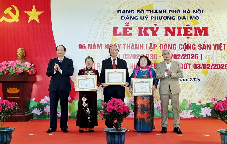 Trưởng Ban Tuyên giáo và Dân vận Thành ủy Nguyễn Doãn Toản trao Huy hiệu Đảng tại phường Đại Mỗ- Ảnh 2.