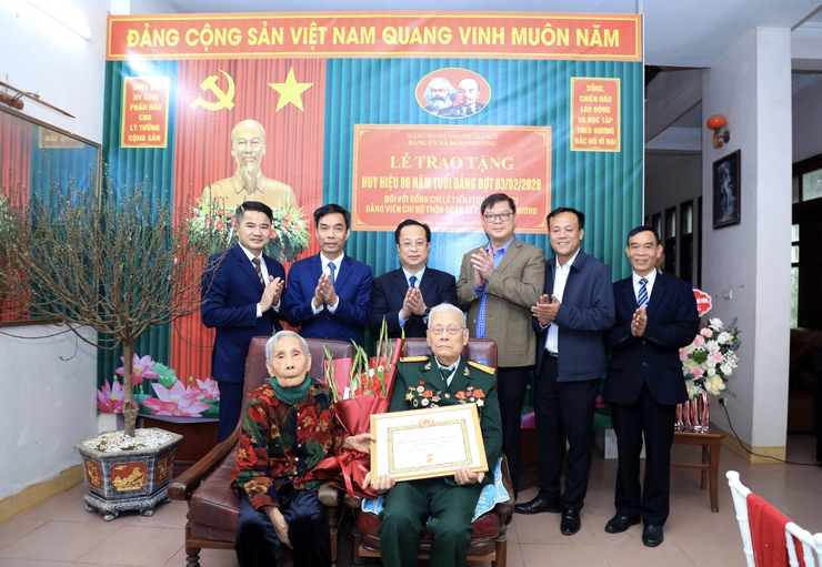 Phó Chủ tịch Thường trực HĐND Thành phố Trần Thế Cương trao Huy hiệu 80 năm tuổi Đảng tặng đảng viên lão thành xã Đoài Phương- Ảnh 2.