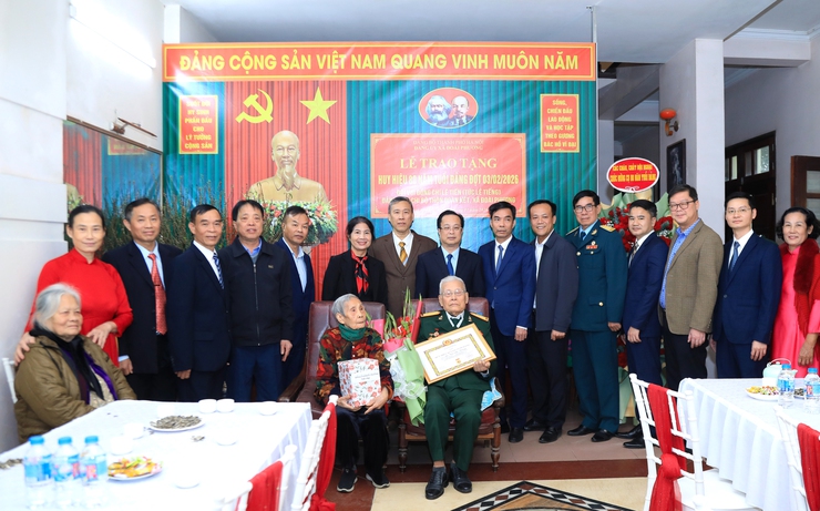 Phó Chủ tịch Thường trực HĐND Thành phố Trần Thế Cương trao Huy hiệu 80 năm tuổi Đảng tặng đảng viên lão thành xã Đoài Phương- Ảnh 3.