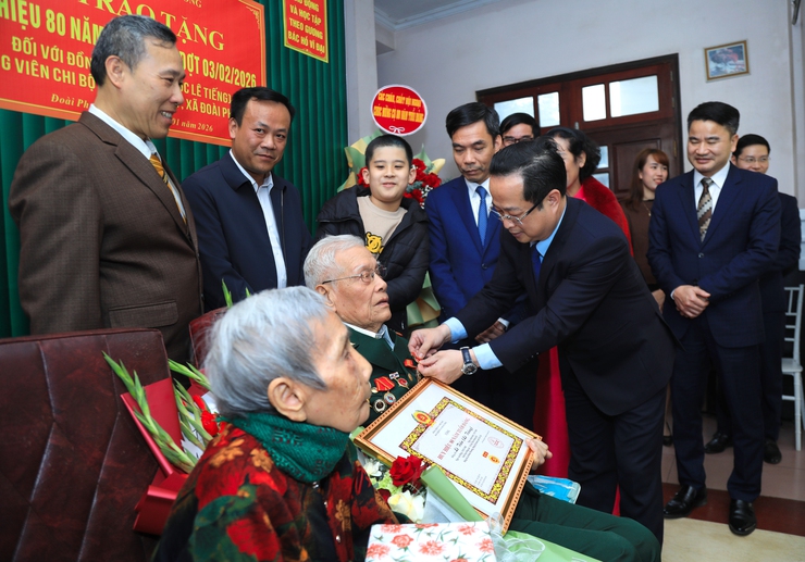 Phó Chủ tịch Thường trực HĐND Thành phố Trần Thế Cương trao Huy hiệu 80 năm tuổi Đảng tặng đảng viên lão thành xã Đoài Phương- Ảnh 1.