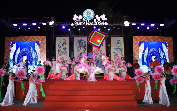 Phó Chủ tịch Thường trực HĐND Thành phố Trần Thế Cương dự Chương trình “Tết Việt” phường Tùng Thiện - Chào Xuân Bính Ngọ 2026- Ảnh 6.