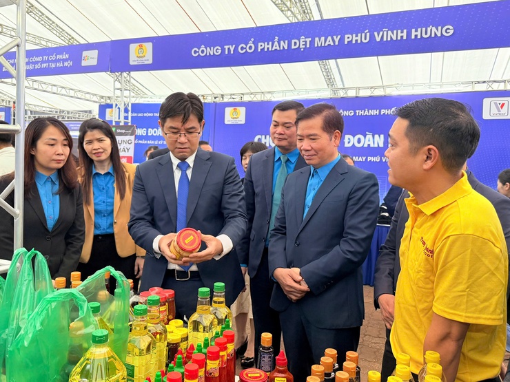 “Chợ Tết Công đoàn” - ấm áp nghĩa tình, lan tỏa niềm vui đến công nhân Thủ đô- Ảnh 2.