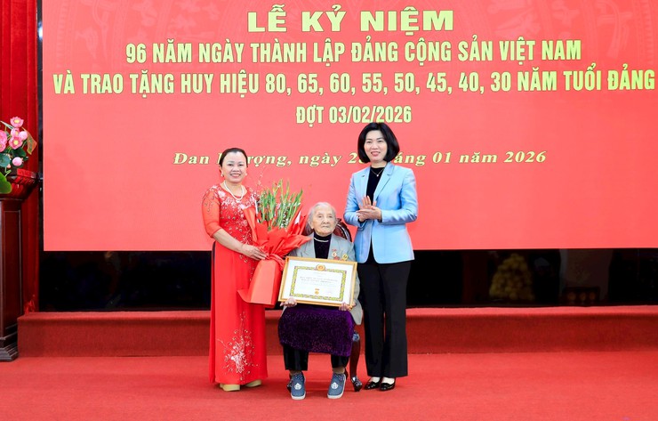 Hanoi People's Council chairwoman presents Party badges in Dan Phuong Commune- Ảnh 1.