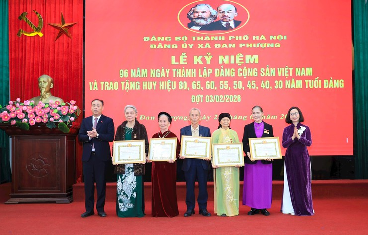 Hanoi People's Council chairwoman presents Party badges in Dan Phuong Commune- Ảnh 2.
