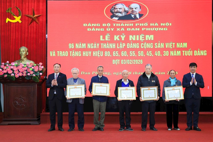 Hanoi People's Council chairwoman presents Party badges in Dan Phuong Commune- Ảnh 3.
