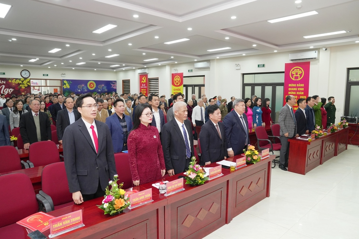 Phường Định Công: Trao tặng Huy hiệu Đảng cho 103 đảng viên dịp 3/2- Ảnh 1.