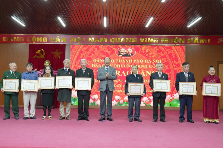 Phường Định Công: Trao tặng Huy hiệu Đảng cho 103 đảng viên dịp 3/2- Ảnh 2.