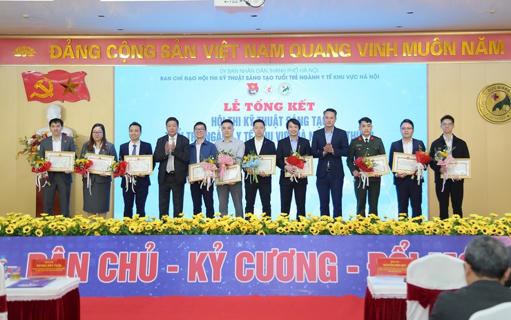 Young medical professionals honored at Hanoi healthcare innovation contest awards ceremony- Ảnh 1.