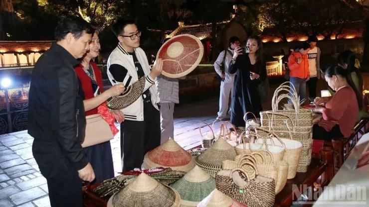 Hà Nội đón khoảng 560 nghìn lượt khách trong dịp Tết Dương lịch- Ảnh 1.