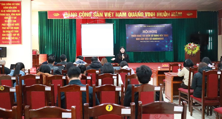 Xã Minh Châu triển khai thí điểm "Bàn làm việc số HanoiWork" - Thống nhất một kênh trao đổi công vụ an toàn, minh bạch- Ảnh 1.