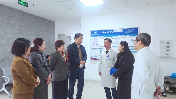 Lãnh đạo Phường Hà Đông thăm hỏi người bị nạn trong vụ cháy tại phố Lê Lợi- Ảnh 1.