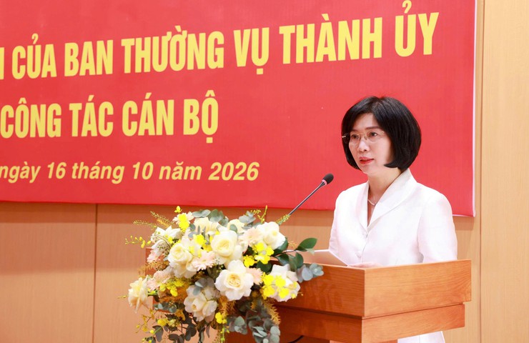 Thường trực HĐND Thành phố trao quyết định của Ban Thường vụ Thành ủy về công tác cán bộ- Ảnh 4.