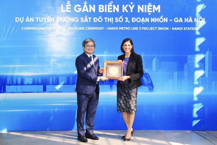 Gắn biển lưu niệm tuyến đường sắt đô thị số 3, đoạn Nhổn - Ga Hà Nội- Ảnh 2.