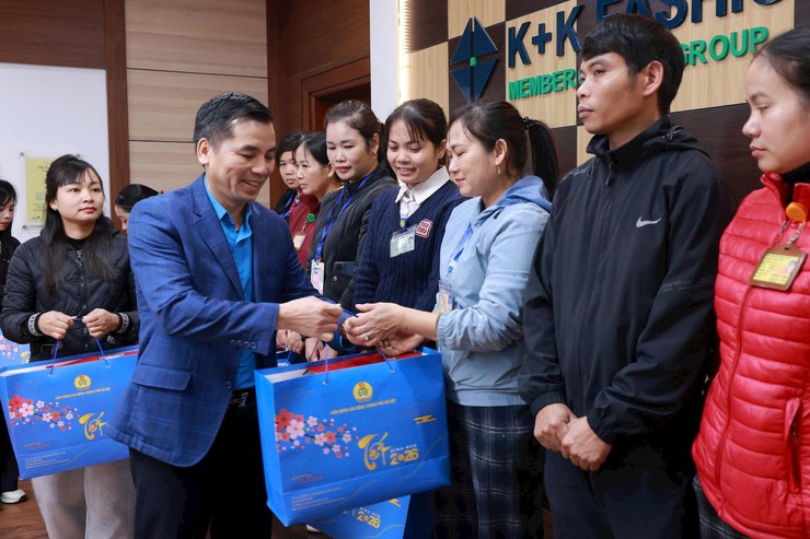 Lãnh đạo Liên đoàn Lao động Thành phố thăm, tặng quà Tết cho đoàn viên, người lao động tại phường Ba Đình- Ảnh 5.