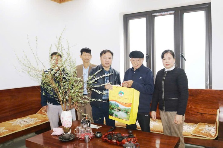 Lãnh đạo xã Quốc Oai thăm, chúc Tết và tặng quà người có công, người cao tuổi nhân dịp Tết Bính Ngọ- Ảnh 8.