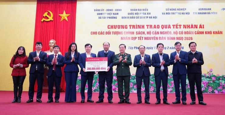 Đại biểu Quốc hội Thành phố trao quà Tết tới các gia đình khó khăn trên địa bàn xã Tây Phương- Ảnh 1.