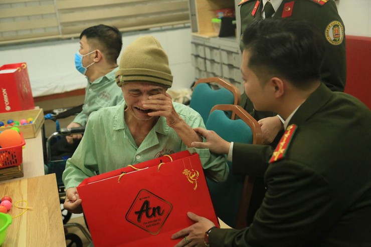 Lan tỏa nghĩa tình Công an Thủ đô - Điểm tựa nhân văn vì an sinh xã hội- Ảnh 2.