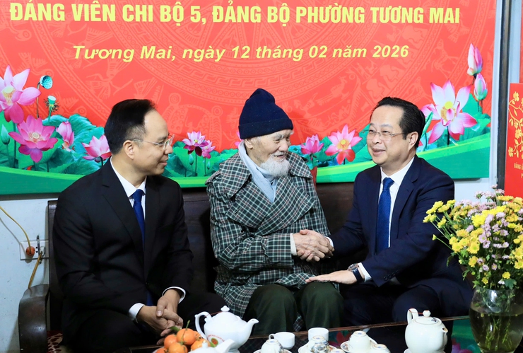 Phó Chủ tịch Thường trực HĐND Thành phố Trần Thế Cương trao Huy hiệu 80 năm tuổi Đảng tặng đảng viên Lê Trọng- Ảnh 2.