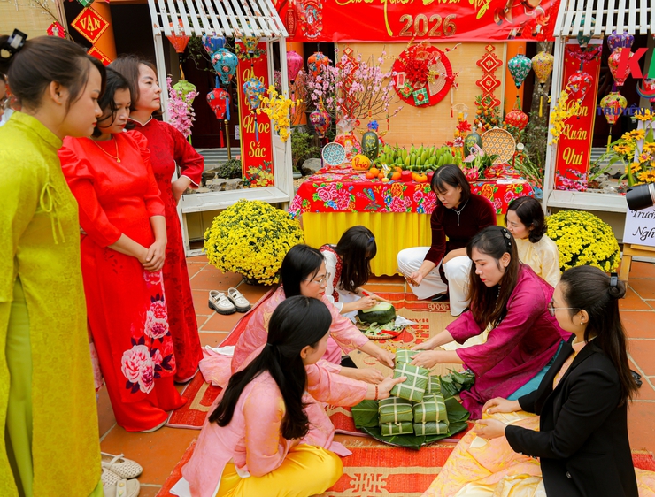 Xã Kiều Phú: Sôi nổi Hội thi gói bánh chưng, bày mâm ngũ quả và Chương trình Tết sum vầy- Ảnh 1.