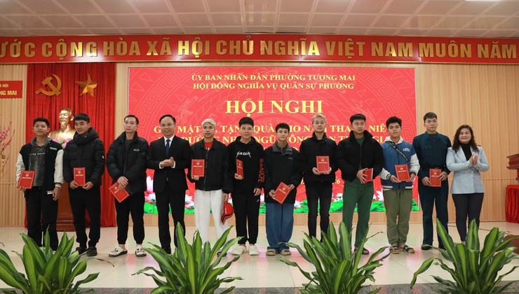 Phường Tương Mai gặp mặt, tặng quà tân binh và quân nhân xuất ngũ- Ảnh 3.