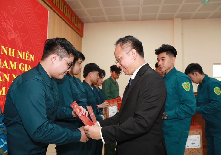 Phường Tương Mai gặp mặt, tặng quà tân binh và quân nhân xuất ngũ- Ảnh 2.